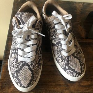 NEW Steve Madden snakeskin print sneakers.